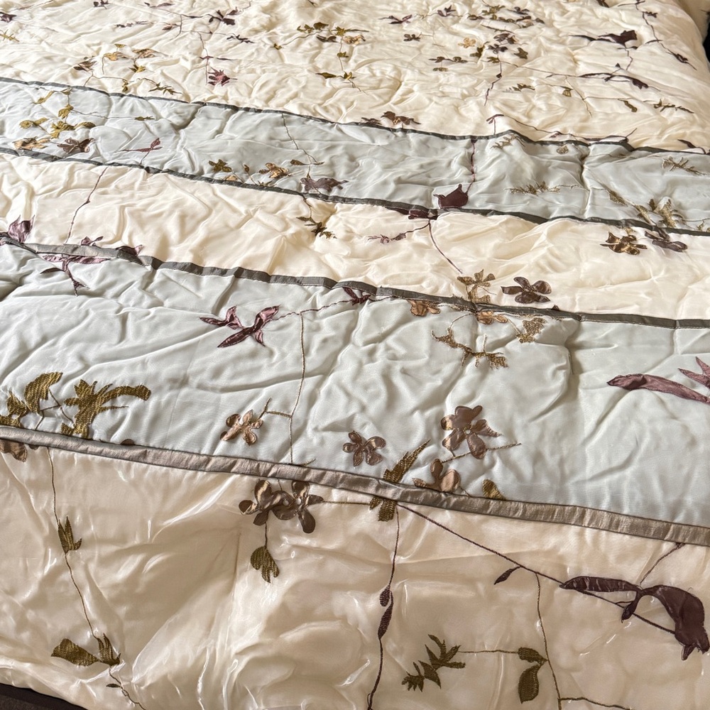Elegant Floral Comforter in Queen size with two pillow shams.